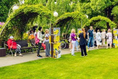 Majori, Jurmala 'da yeşil üzüm, çiçek yatakları ve kasaba halkını ve turistleri rahatlatan ailelerle dolu güzel bir şehir parkı. Letonya