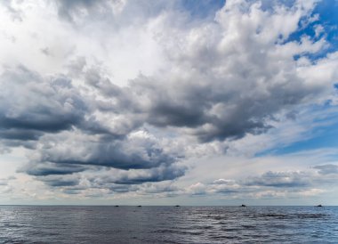 Letonya, Jurmala 'da berrak kıyıları ve sirrus bulutlarıyla Baltık Denizi. Letonya 'da doğa çekimi.