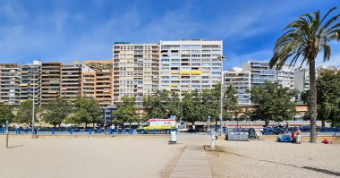 İspanya, Cezayir, Mayıs, 17, 2025: Alicante şehri plajı Playa del Postiguet ile Alicante 'de gezinti güvertesi ve turistlerle birlikte panorama. Costa Blanca, İspanya.