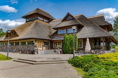 Lilaste Gölü kıyısında, eski usul sazdan yapılmış, güzel peyzajlı bir kulübe. Letonya.