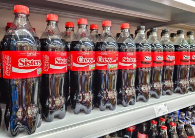 LATVIA, RIGA, HAZİRAN, 22, 2025: Riga, Letonya 'da bir süpermarkette aile üyelerinin isimlerinin bulunduğu büyük plastik Coca-Cola şişeleri