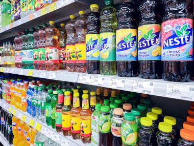 LATVIA, RIGA, 07, HAZİRAN, 2025: Maden suyu, buzlu çay, sıcak havada serinlemek için Fanta, Sprite gibi çeşitli alkolsüz yaz içecekleri.