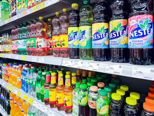LATVIA, RIGA, 07, HAZİRAN, 2025: Maden suyu, buzlu çay, sıcak havada serinlemek için Fanta, Sprite gibi çeşitli alkolsüz yaz içecekleri.