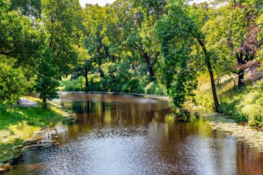 Riga şehir kanalının çevresi Daugava nehrine akan yeşil parklarla çevrili. Letonya 'da temiz çevre kavramı.