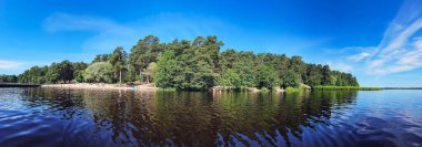 LATVIA, RIGA, JULY, 18 Temmuz 2025: Riga vatandaşları için favori dinlenme yerlerinden biri Riga, Letonya 'daki Mezaparks' taki Kisezers Orman Tatlı Su Gölü 'dür.