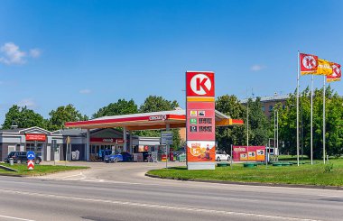 LATVIA, RIGA, JULY, 21 Temmuz 2025: Riga, Letonya 'nın merkezinde araba yıkama ve alışveriş yapan K benzin istasyonu. 