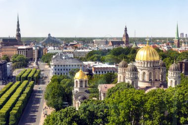 LATVIA, RIGA, HAZİRAN, 20 Temmuz 2025: Yeşil parkları, kiliseleri ve Eski Kentteki Özgürlük Anıtı olan güzel Riga şehrinin havadan görünüşü. Letonya