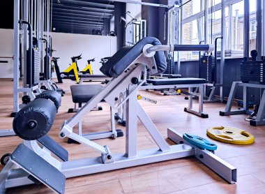 LATVIA, RIGA, JULY, 25, 2025: Riga, Letonya 'daki Bubnovsky Kinesitherapy Center' da egzersiz makineli spor salonu. Sağlıklı yaşam tarzı kavramı.