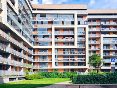 LATVIA, RIGA, JULY, 25, 2025: Riga, Letonya 'nın merkezinde geliştirilmiş planlama ve enerji tasarrufu sistemine sahip modern konut binaları kompleksi