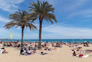 İspanya, Cezayir, Mayıs, 17, 2025: Sahil Playa del Postiguet Alicante 'deki Akdeniz kıyılarında güneşlenen insanlarla. Costa Blanca, İspanya.