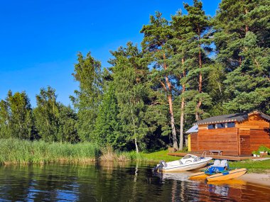 Estonya 'nın Varska kentindeki Pskov Körfezi' nde teknesi ve pedal teknesi olan küçük bir iskele..