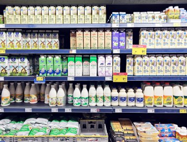 LATVIA, RIGA, AUGust, 19, 2025: Süpermarketin rafında lezzetli ve sağlıklı biyosüt ürünleri. Süt yağı olmayan doğal ürünler. Gıda kalitesi kavramı.