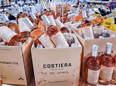 LATVIA, RIGA, AUGust, 30, 2025: Letonya 'nın Riga kentindeki bir alışveriş merkezinde indirimli bir tanıtım rafındaki villa Borghetti' nin gül şarabı şişeleri