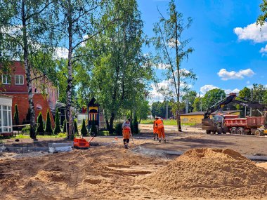 LATVIA, RIGA, AUGust, 31, 2025: Belediye inşaat işçileri Letonya 'nın Riga kentinin altyapısına yeni yollar açmak için çalışıyorlar