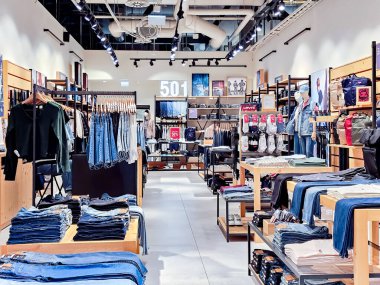 LATVIA, RIGA, AĞUSTOS, 31, 2025: Levi 's in Riga, Letonya' daki Spice AVM 'deki kot mağazasının içi