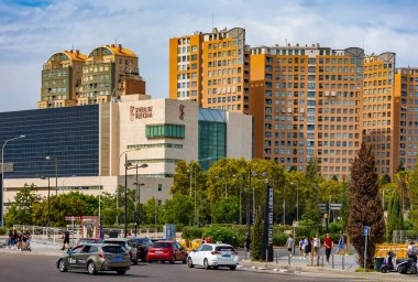 İspanya, VALENCIA, SEPTEMBER, 15, 2025: Valencia, İspanya 'da şehir yeşilliği ile çok katlı güzel mimari