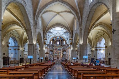 İspanya, VALENCIA, SEPTEMBER 15, 2025: Gotik kemerli mahzenler ve Valencia, İspanya Katedrali 'nde yaldızlı ahşap işlemeli görkemli büyük sunak