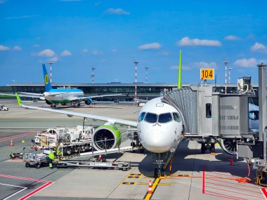 LATVIA, RIGA, SEPTEMBER, 24, 2025: Sabah erkenden uçmak ve uçağa Riga Uluslararası Havaalanı 'nda bagaj yüklemek için uçak hazırlığı. Letonya