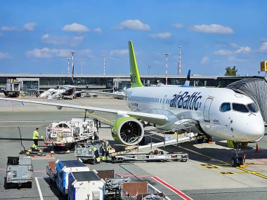 LATVIA, RIGA, SEPTEMBER, 24, 2025: Sabah erkenden uçmak ve uçağa Riga Uluslararası Havaalanı 'nda bagaj yüklemek için uçak hazırlığı. Letonya