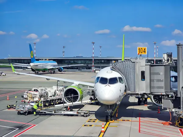 LATVIA, RIGA, SEPTEMBER, 24, 2025: Sabah erkenden uçmak ve uçağa Riga Uluslararası Havaalanı 'nda bagaj yüklemek için uçak hazırlığı. Letonya