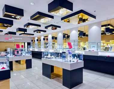 LATVIA, RIGA, SEPTEMBER, 25, 2025: Akropole alışveriş merkezi Riga, Letonya 'daki Jahonts Soul mücevher mağazasının modern içi.