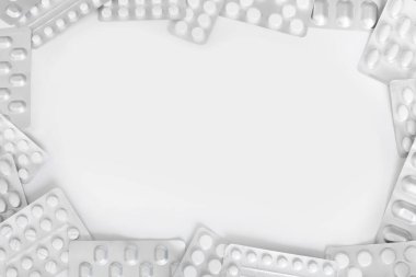 Coronavirus, kişisel koruyucu ekipman. Virüs ve grip için ilaçlar. Tıbbi maske, ilaç. Beyaz arkaplanda izole.