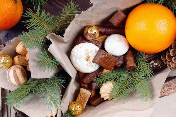 Leckere Süßigkeiten Pralinen Plätzchen Und Orangen Für Geschenke Holzkiste Auf — Stockfoto