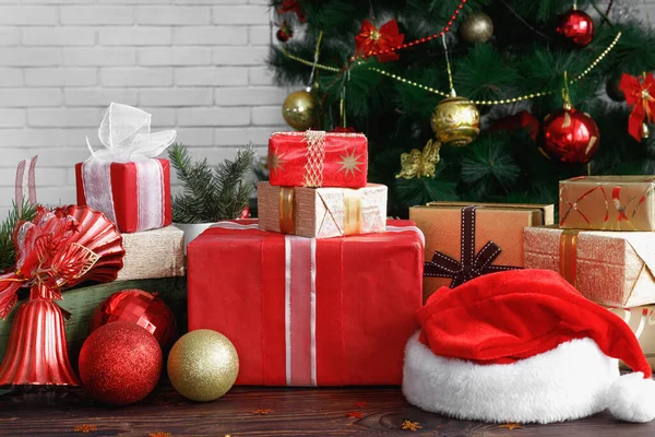 Різдво Ящики Намистинами Іграшками Капелюхом Санта Клауса Старовинному Дерев Яному — стокове фото