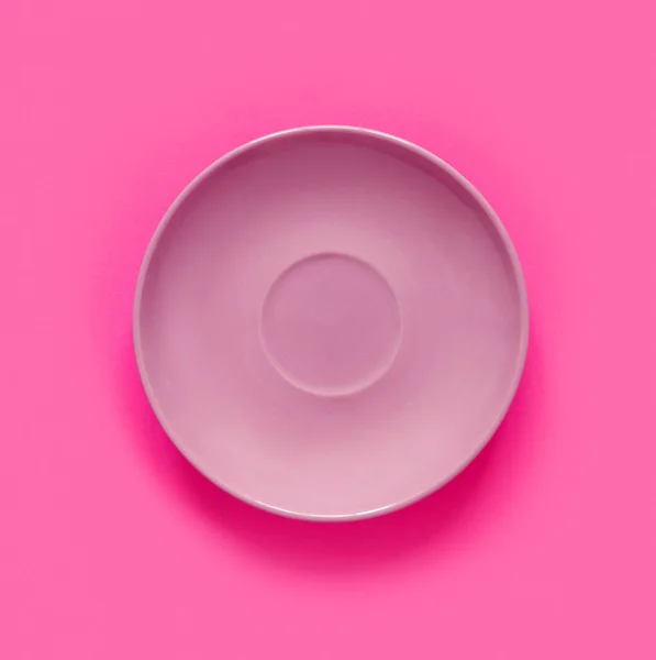Pinkfarbene Teller Auf Rosa Tisch Monochrom Minimalistisches Bild Hipster Stil — Stockfoto