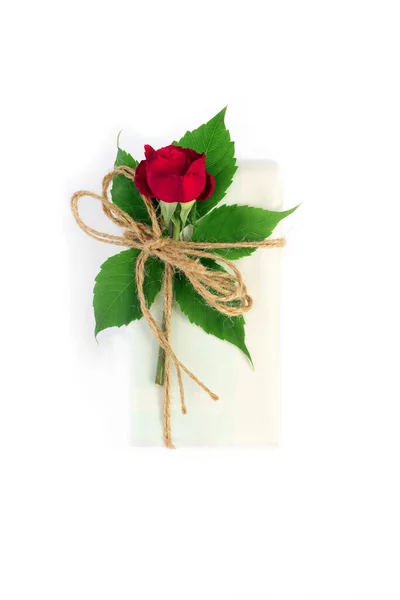 一套包装纸和鲜花 供手工制作 背景白色孤立 自制的红玫瑰花束礼品盒 — 图库照片