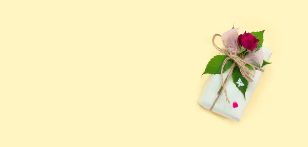 Uppsättning Omslagspapper Och Blommor För Handgjorda Rosa Bakgrund Hemgjorda Hantverk — Stockfoto