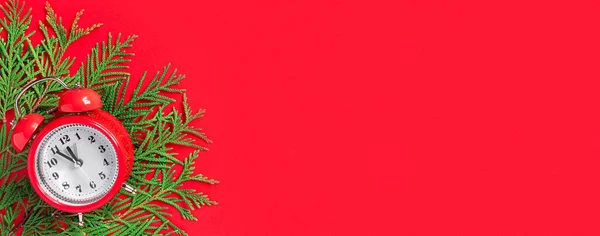 Ξυπνητήρι Κλαδιά Δέντρων Κόκκινο Φόντο Χαρτί Λεπτά Πριν Την Πρωτοχρονιά — Φωτογραφία Αρχείου