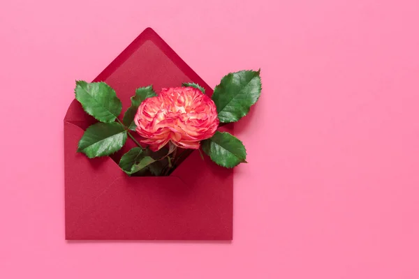 Ευχετήρια Κάρτα Φάκελο Και Ροζ Τριαντάφυλλα Για Την Ημέρα Της — Φωτογραφία Αρχείου
