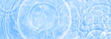 Su panoramik afişi. Su dokusu; su yüzeyinde halkalar ve dalgalanmalar. Spa konsepti geçmişi. Düz konum; üst görünüm; boşluğu kopyala; kopyalama alanı ile bileşim.
