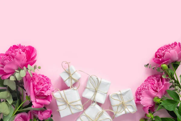一束漂亮的粉色牡丹 礼品盒装在纸包装中 祝贺或邀请横幅 图库图片
