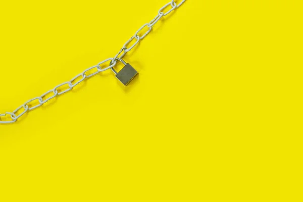 Padlock Chains Yellow Background Flat Lay Top View Copy Space 免版税图库照片