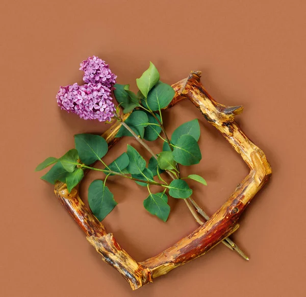 老式木制框架和紫丁香枝干心形图案模板 图库图片