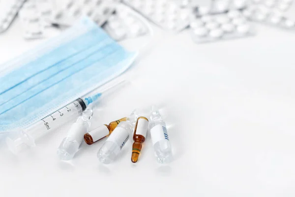 코로나 바이러스 바이러스와 약이야 의료용 마스크 의약품 주사기 — 스톡 사진