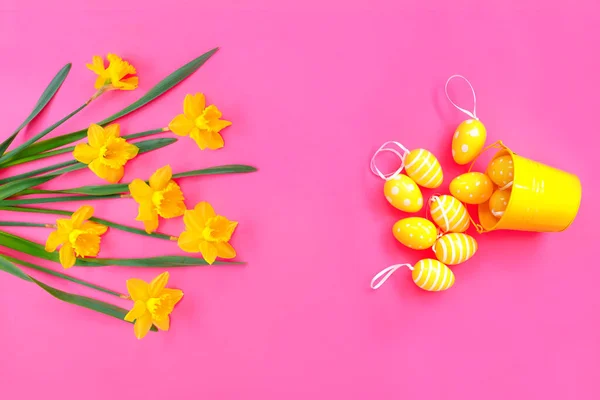 Ramo Hermosos Narcisos Amarillos Con Huevos Pascua Sobre Papel Rosa —  Fotos de Stock