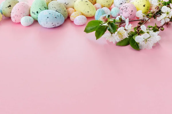 Hermosa Tarjeta Pascua Con Huevos Coloridos Ramas Cereza Sobre Fondo —  Fotos de Stock