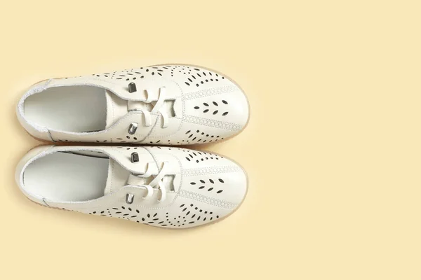 Sapatos Femininos Brancos Pálidos Fundo Amarelo Flat Lay Vista Superior — Fotografia de Stock