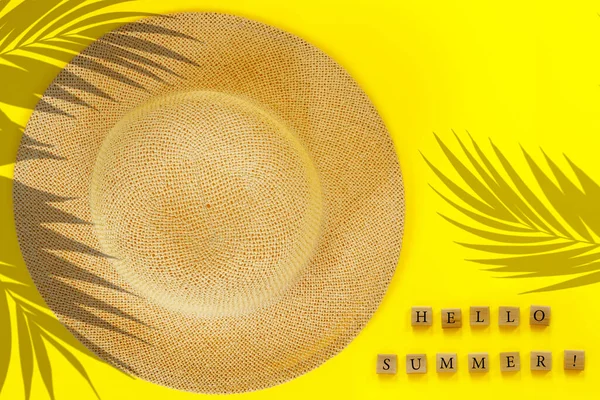 Ξύλινοι Κύβοι Κείμενο Γεια Σας Καλοκαίρι Και Μοντέρνο Ψάθινο Καπέλο — Φωτογραφία Αρχείου