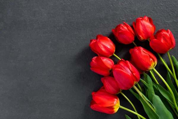 Bouquet Belles Tulipes Rouges Sur Monument Granit Noir Avec Espace — Photo