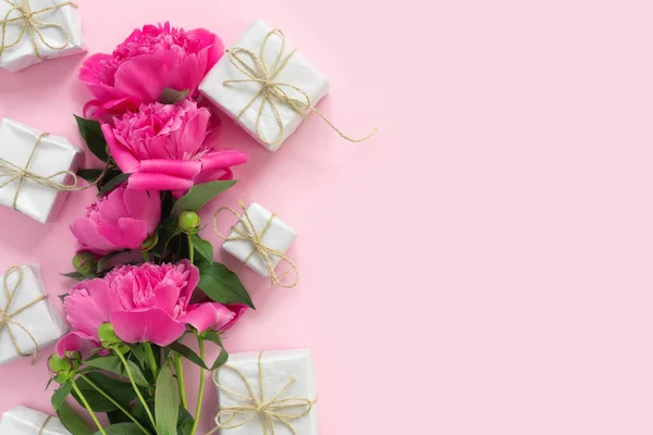 Букет Красивых Розовых Пионов Подарочными Коробками Бумажной Упаковке Баннер Поздравлений — стоковое фото