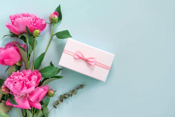 一束漂亮的粉色牡丹 礼品盒装在纸包装中 祝贺或邀请横幅 — 图库照片