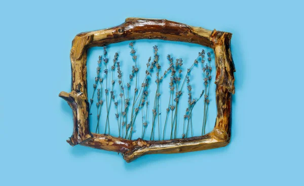 Drewniane Ramy Bukietem Pachnącej Lawendy Stylu Rustykalnym Niebieskiej Ścianie Dekoracja — Zdjęcie stockowe