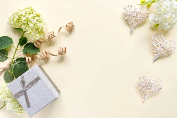米色背景的漂亮的带有礼品盒的绣花花 有爱心的贺卡 具有文本复制空间的创造性背景 — 图库照片