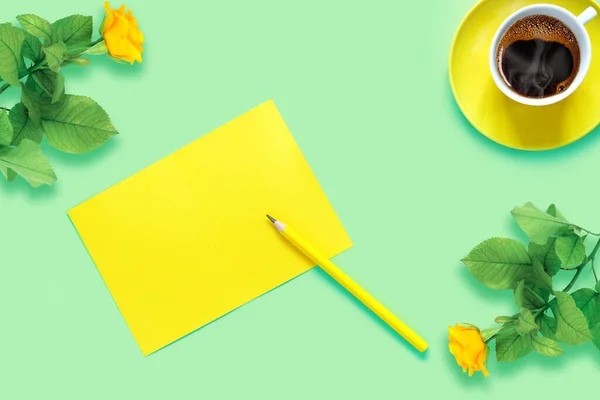 Bir Buket Güzel Sarı Gül Yeşil Kağıttan Arka Planda Bir Stok Resim