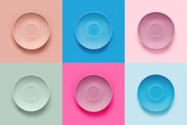 色彩斑斓的盘子放在明亮的桌子上 嬉皮士风格的单色简约形象 图库图片