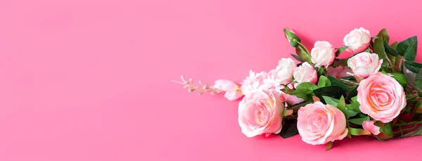 Buquê Delicadas Rosas Brancas Artificiais Fundo Rosa Flores Decorativas Interior — Fotografia de Stock